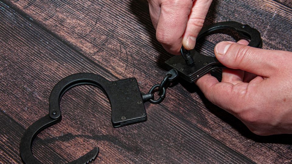 Замглавы администрации Ялты Ирину Беломестнову задержали вот в чем ее подозревают По предварительным данным заместитель руководителя администрации крымского курортного города Ялты был задержан по уголовному делу о коррупционных преступлениях Об этом информировали ТАСС в правоохранительных структурах При этом ранее сообщение о задержании поступило от советника крымского руководства Ольги Курлаевой Данные соцсетей указывали что задержанной является Ирина Беломестнова Предварительно статья коррупционная передал собеседник агентства На должность вице главы администрации Ялты Ирина Беломестнова была назначена в августе 2022 года В городской администрации она занимает пост руководителя департаментом который отвечает за строительство и благоустройство Горадминистрация активно сод Подробнее