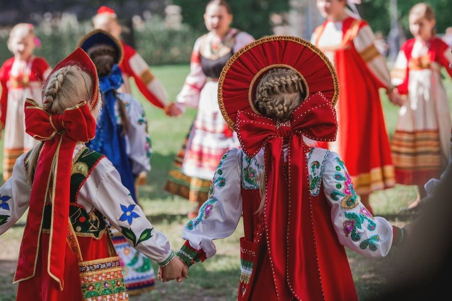 «Славянский базар» можно будет смотреть онлайн с 8 по 13 июля В июле в Витебске пройдёт 34-й фестиваль «Славянский базар». Часть программы окажется доступна онлайн: прямые трансляции появятся в официальной группе мероприятия в соцсети Одноклассники. С 8 по 13 июля пользователи смогут следить за конкурсами, концертами и другими ключевыми пунктами афиши. Программа охватывает разные жанры — от эстрадных номеров до симфонической музыки.