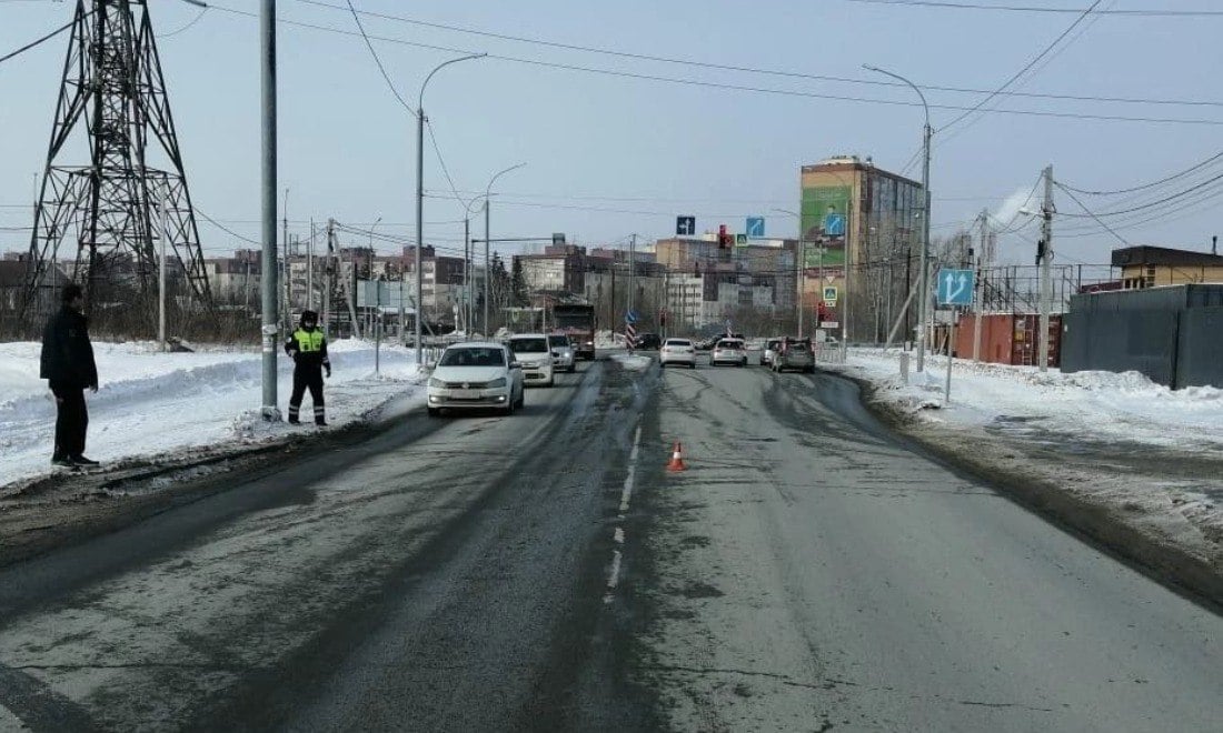 «Ниссан» сбил подростка на улице Большой в Новосибирске  13-летний школьник перебегал дорогу в ста метрах от пешеходного перехода.  Авария с участием несовершеннолетнего произошла 1 марта в 14:50 на улице Большой. Как сообщили в ГАИ, школьника сбил водитель автомобиля «Ниссан Мурано». По словам очевидцев, от удара мальчик отлетел в сторону. Характер его травм уточняется. В обстоятельствах ДТП разбираются сотрудники ГАИ.