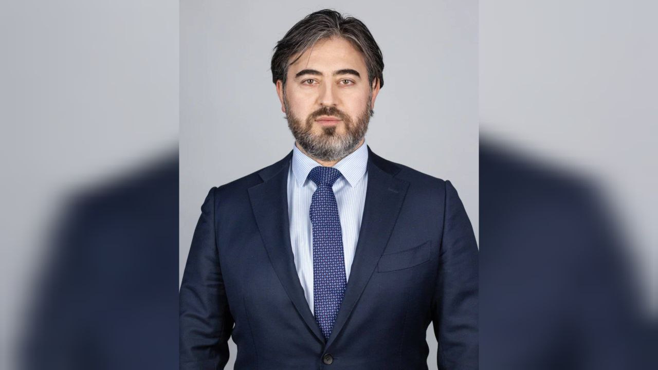 Совет директоров «Крыльев Советов» назначил генеральным директором клуба Тархана Джабраилова. На этом посту Джабраилов сменил Роберта Тер-Абрамяна, под руководством которого «Крылья» завершили сезон, заняв 10-е место в МИР РПЛ 2024/25: