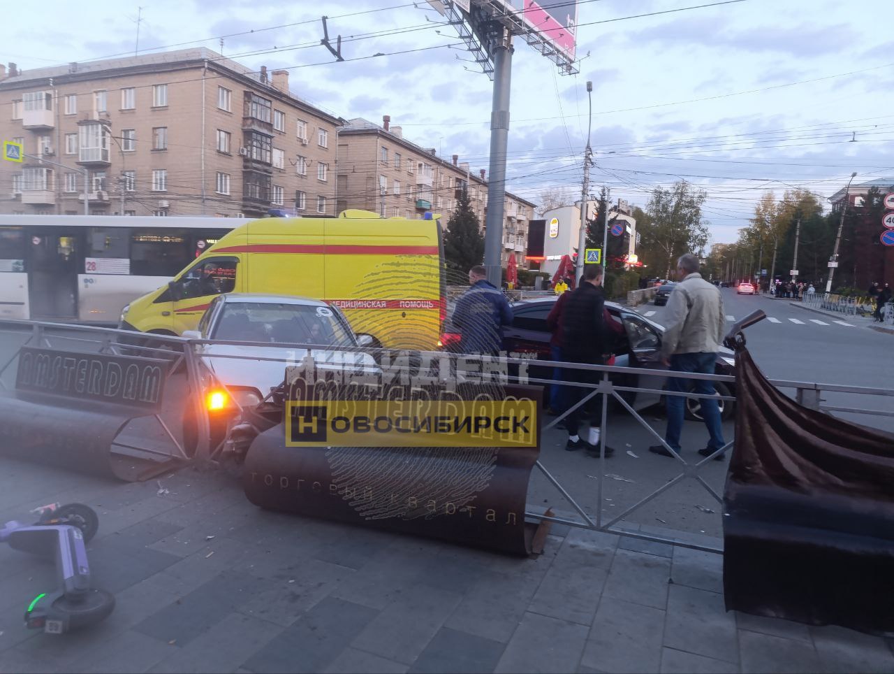 В районе станции метро «Студенческая» ДТП. Там столкнулись два автомобиля.  Как сообщают в соцсетях, авария произошла на пересечении проспекта Карла Маркса и улицы Геодезической.   Судя по кадрам, на месте находится скорая медицинская помощь.  — Есть пострадавшие, — сказано в сообщении.   Если вы знаете подробности происшествия или стали свидетелем аварии, сообщите     Фото: «Инцидент Новосибирск» во «ВКонтакте»