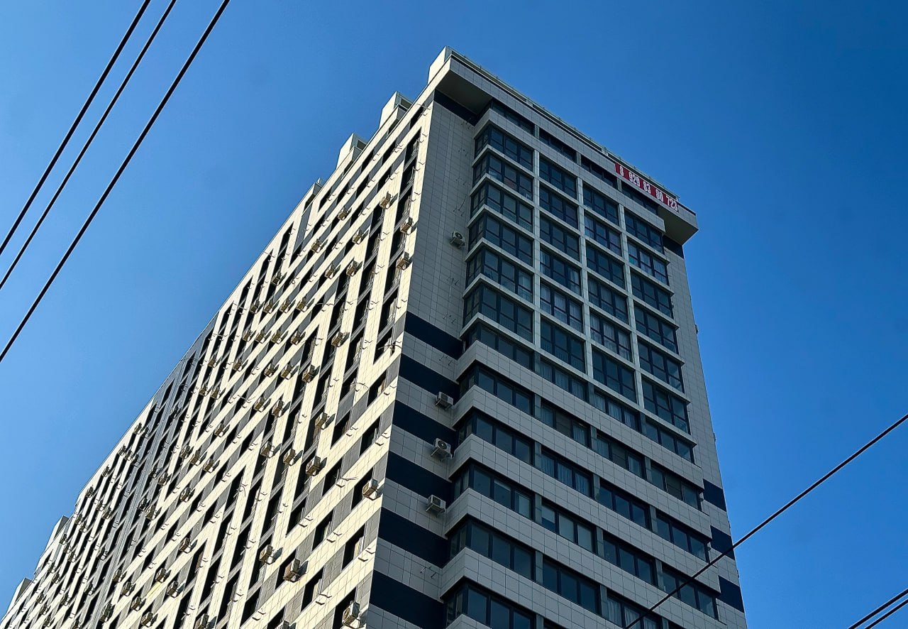 Малогабаритные квартиры на вторичке Ставрополя подорожали на 7 за год Цена 1 кв метра студии и однушки площадью до 32 кв метров составила 120 тысяч рублей в 2025 году Стоимость малогабаритной квартиры увеличилась до 3 3 млн рублей В Махачкале цена выросла на 8 2 до 3 3 млн рублей Во Владикавказе на 4 6 до 3 2 млн рублей В России квартиры в среднем подорожали на 9 за год до 3 5 млн рублей Стройка