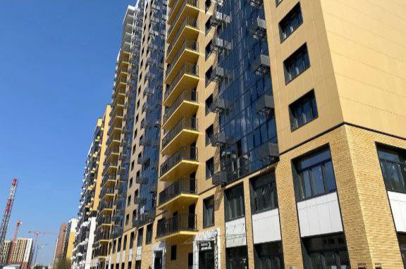 Дешевле Меньше Дороже По данным сервиса Яндекс Недвижимость стоимость квадратного метра жилья в новостройках Воронежа увеличилась к концу года до 141 тысячи рублей Прирост цены за год составил 9 2 На конец 2025 года средняя стоимость квартиры в новом доме достигла 6 6 миллиона рублей что на 1 ниже чем было год назад Соотвественно площадь средней квартиры сократилась на 10 Аналитики связывают такую динамику с преобладанием бюджетных компактных вариантов жилья среди новостроек Цены растут состояние кошелька за ними не поспевает Коммерческая ипотека все еще по заоблачным ставкам Кстати самой дорогой недвижимостью в столице Черноземья выставленной на продажу является трехкомнатная квартира в аксиомовском доме на улице Алексеевского 25 выставленная на продажу за рекордные 90 миллионов рублей Объект расположен в тихом центре и отличается качественным ремонтом меблировкой и наличием коллекционных старинных вещей французского происхождения