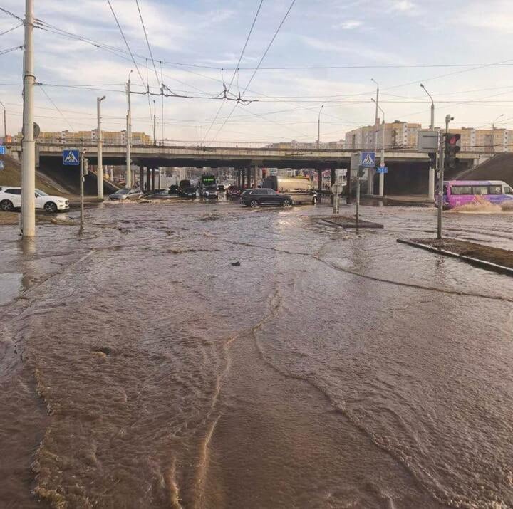 В Новой Боровой произошло аварийное отключение воды, сообщает «Минскводоканал». После того, как подачу восстановят, некоторое время из крана будет идти жидкость с примесями.  Причины аварии и время устранения выясняются.