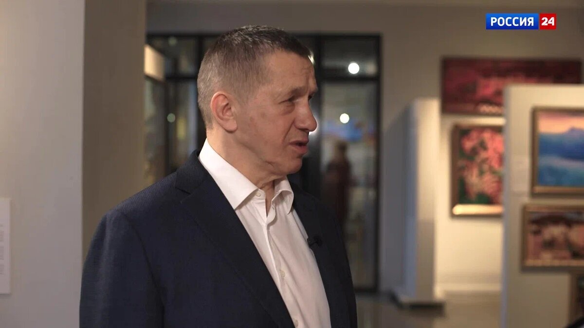 Юрий Трутнев: «Инвестиции – это такой, знаете, общий конгломерат. Если ты только начинаешь к инвестпроектам относиться небрежно, то это уходит сразу. Вот любые замечания, которые у инвесторов возникают, я стараюсь быстро реагировать» В 2024 году в экономику Приамурья привлекли более 315 млрд руб Благодаря им в сферах газохимии, горнорудной промышленности, логистики, производства стройматериалов создано 9 тыс. рабочих мест. По итогам 2024 года показатели плана реализации проектов резидентов ТОР перевыполнены – по инвестициям на 24%, по рабочим местам в 3 раза. О создании благоприятных условий для инвесторов полпред ДФО рассказал в интервью «России-24». На ДВ одним из лидеров по объему инвестиций является ТОР «Амурская. В нее входит 51 резидент. Применяя меры господдержки, инвесторы вкладывают в экономику региона 2,4 трлн рублей, на новых предприятиях создается более 18 тыс. рабочих мест. 20 проектов успешно введены в эксплуатацию.