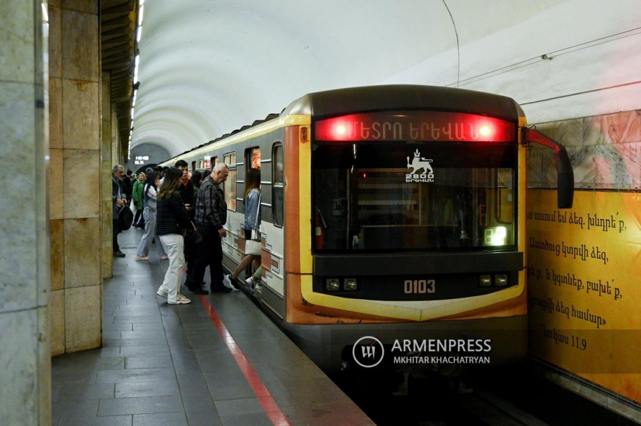 В новогодние и рождественские праздники Ереванский метрополитен будет работать в особом режиме.   Об этом сообщает пресс-служба метрополитена, подчеркивая, что изменения в режиме работы делаются ради обеспечения максимального комфорта для жителей и гостей столицы.31 декабря метро начнет работу в 07:00 и продолжит ее до 02:00 1 января 2025 года.Желаем вам теплых и приятных праздников.