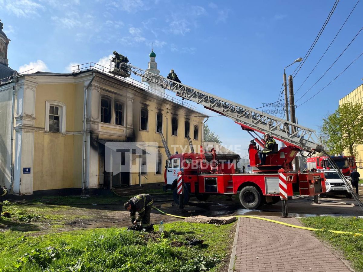В Туле объект культурного наследия горит внутри и снаружи Тульский дом Красильникова горит и внутри, и снаружи. Об этом сообщает корреспондент «ТН» с места событий. ↗ Прислать новость Подписаться