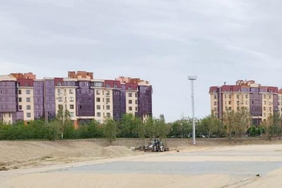 На стадионе Далевского университета в Луганске обновили систему освещения В настоящее время завершены подготовительные работы для футбольного поля, спортивных и игровых зон, а также кроссовой трассы и площадки для воркаута. Помимо этого, были установлены новые светильники и модернизирована дренажная система. В ближайшее время на стадионе обустроят площадки для мини-футбола, тенниса, волейбола и баскетбола, зоны для йоги, беговые и велосипедные дорожки, а также навесы для отдыха. - Завершить полный комплекс строительно-монтажных работ планируется летом 2025 года, - сообщили в пресс-службе «Единого заказчика».