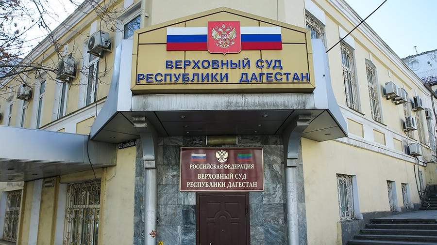 Верховный Суд РД отменил решение районного суда по делу Единого оператора электронные ходатайства вне закона  Верховным Судом Республики Дагестан отменено решение Советского районного суда г Махачкалы касающееся административного дела в отношении АО Единый оператор Республики Дагестан в сфере водоснабжения и водоотведения Суть дела   Государственная жилищная инспекция Дагестана оштрафовала Единого оператора на 50 000 рублей за нарушение нормативов обеспечения населения коммунальными услугами ч 2 ст 7 23 КоАП РФ   Единый оператор обжаловал постановление в суде ссылаясь на то что ГЖИ якобы не рассмотрело его ходатайство отправленное по электронной почте   Советский районный суд согласился с доводом оператора и отменил постановление ГЖИ  Позиция Верховного Суда Судья Верховного Суда РД А Н Карпычев рассмотрев жалобу ГЖИ вынес следующее решение 1 Электронные ходатайства недействительны Кодекс РФ об административных правонарушениях не предусматривает возможности направления ходатайств по электронной почте Таким образом ходатайство Единого оператора отправленное по email не могло быть основанием для отмены постановления 2 Суд проверяет дело полностью Судья не ограничен доводами жалобы и обязан проверить законность и обоснованность решения суда первой инстанции  Итог Решение Советского районного суда г Махачкалы признано ошибочным и отменено Дело направлено на новое рассмотрение в районный суд где будет дана полная правовая оценка всем обстоятельствам с учетом действующего законодательства Это решение подчеркивает важность соблюдения процессуальных норм и недопустимость использования неофициальных каналов связи для подачи юридически значимых документов