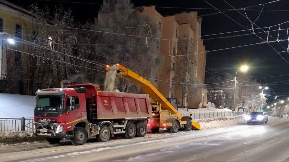 Снегопады в Мурманске превысили декабрьскую норму осадков на 14%  155 единиц техники и 157 работников Управления дорожного хозяйства круглосуточно убирают улицы города. За прошедшие сутки из Мурманска вывезли 3 015 кубометров снега и использовали 92 тонны противогололедной смеси.  Фото: администрация Мурманска    Подпишись — Вести Мурман