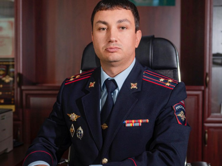 Начальник УМВД по городу Волжскому покинул пост ради назначения в Волгоград Полковник полиции Дмитрий Дегтярев возглавил управление экономической безопасности и противодействия коррупции ГУ МВД по Волгоградской области Накануне 17 сентября начальник ГУ МВД по региону генерал майор Дмитрий Свинов представил нового руководителя личному составу сообщили Волжский ру в пресс службе регионального Главка Дмитрий Дегтярев родился в Саратове в 1983 году Службу в полиции начал в 2004 году в Камышине с должности оперуполномоченного Подробнее на Волжский ру   www volzsky ru index php wx 16 wx2 81017 ВолжскийРу волжский vlz