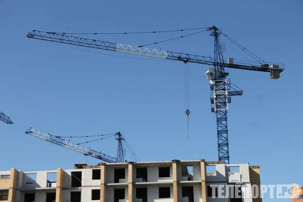 Повар мигрант незаконно работал на стройке в Благовещенске работодателя оштрафовали за нарушение миграционного законодательства Фирму застройщика в Благовещенске оштрафовали на крупную сумму за незаконное привлечение к труду иностранца ч 1 ст 18 15 КоАП РФ Об этом сообщила пресс служба прокуратуры Амурской области Нарушение выявлено по итогам проверки проведенной прокуратурой Благовещенска совместно с сотрудниками отдела по вопросам миграции Было установлено что иностранец с трудовой визой по профессии повара трудился разнорабочим на стройке многоквартирного дома Прокуратура внесла руководителю застройщика представление и возбудила дело об административном правонарушении Трудового мигранта перевели на работу соответствующую его разрешительным документам Застройщика признали виновным в административном нарушении и назначили штраф в сумме 400 тысяч рублей Фото ТЕЛЕПОРТ РФ ТЕЛЕПОРТ РФ здесь все об Амурской области Мы в МАХ Написать нам