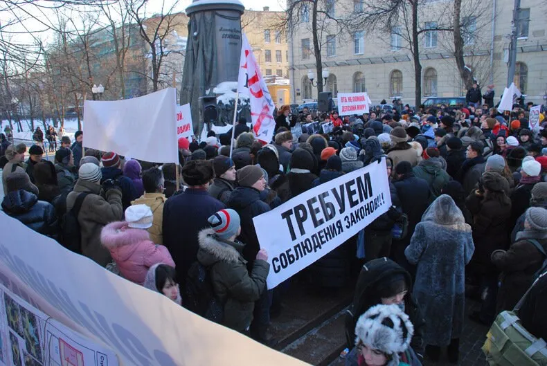 23 апреля в комитете Государственной Думы по развитию гражданского общества состоялся круглый стол посвященный государственной практике сохранения наследия  Более двух часов лидеры ВООПИиКа координаторы Архнадзора и другие выступавшие говорили об угрозе краха охранного законодательства В течение дня мы будем выкладывать некоторые выступления Первый заместитель председателя ВООПИиК Денис Юдин подтвердил отрицательное отношение старейшей градозащитной организации к законопроекту об упрощении порядка исключения объектов культурного наследия из реестра Полная запись круглого стола здесь Фото градозащитного митинга еще 15 летней давности