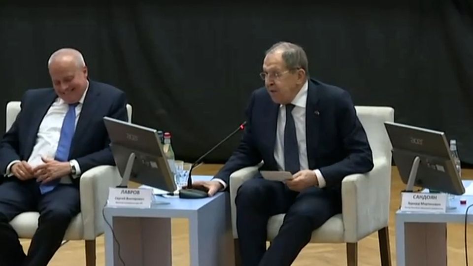 Лавров пошутил в «армянском» стиле на тему семейного положения Министр иностранных дел России Сергей Лавров на встрече со студентами в Ереване пошутил в «армянском» стиле на тему семейного положения. Шутка главы МИД РФ прозвучала после того, как модератор дискуссии попросила участников встречи называть имя, место учебы или работы и специальность прежде чем задать вопрос министру. «Семейное положение не надо говорить, не обязательно время терять, просто задавайте вопросы», — пошутил Лавров в «армянском» стиле. Шутка вызвала смех аудитории, а ректор университета Эдвард Сандоян на это заявил, что девушки у них симпатичные и семейное положение является актуальным вопросом. «Тогда нужно говорить просто адрес, зачем семейное положение», — парировал Лавров, вновь рассмешив зал. ... Подробнее>>>