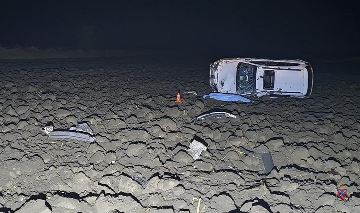 Один погиб двое в больнице На дороге под Урюпинском Chevrolet Captiva вылетел в кювет Водитель погиб в больнице и ещй двоих в том числе подростка увезли на скорой Их состояние уточняется В полиции рассказали что всё случилось поздно вечером 20 октября на трассе 18К 22 Урюпинск Дубовский Алексеевская