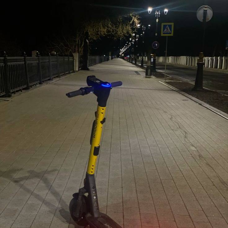 В Хабаровске спорят насчёт запрета электросамокатов Благовещенск первым ввёл полный запрет на использование электросамокатов. Теперь подобная инициатива рассматривается и в Хабаровске, где депутаты всё чаще говорят о полном ограничении передвижения на средствах индивидуальной мобильности. Тем не менее, далеко не все поддерживают данную меру. Часть городских законодателей подчёркивает серьёзность проблемы нарушений ПДД, но отмечают и негативные последствия полного запрета. Говорят, что такие меры нанесут ущерб бизнесу и замедлят развитие городской инфраструктуры Хабаровска. Вместо жесткого ограничения парламентарии предлагают пойти по другому пути — просто усилить контроль за данными средствами передвижения. По словам одного из депутатов, наказывают любителей СИМ редко.