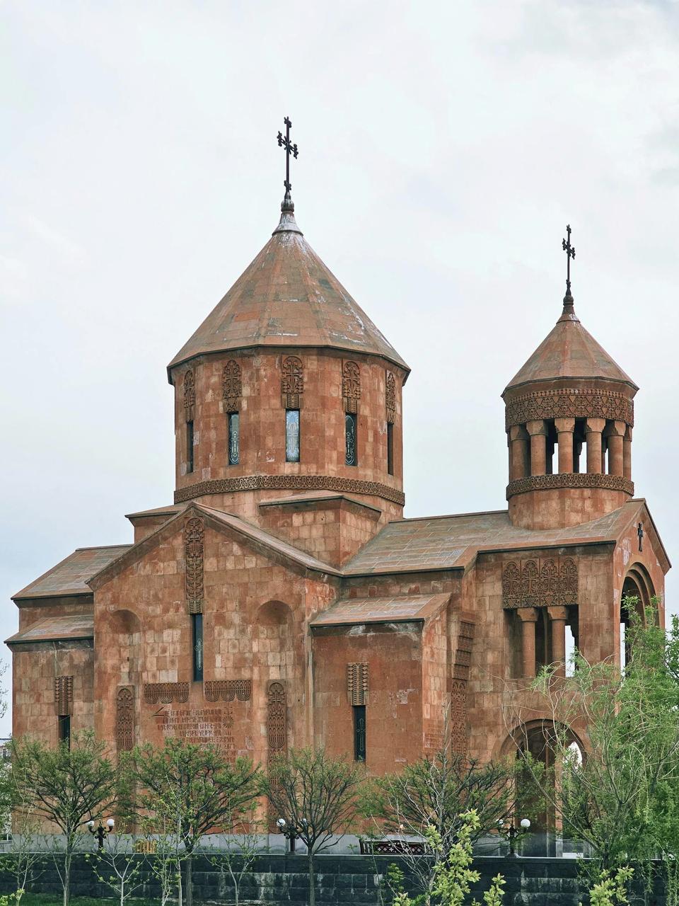 Аэрофлот будет летать между Сочи и Ереваном С 29 марта ежедневно На собственных Аirbus A320 При этом дочерняя авиакомпания Россия которая сейчас обслуживает данное направление на менее вместительных суперджетах с него уйдет Рейсы Азимута Red Wings и FLYONE Armenia остаются Сравнить цены на билеты можно здесь tripfarearea RU Подпишись