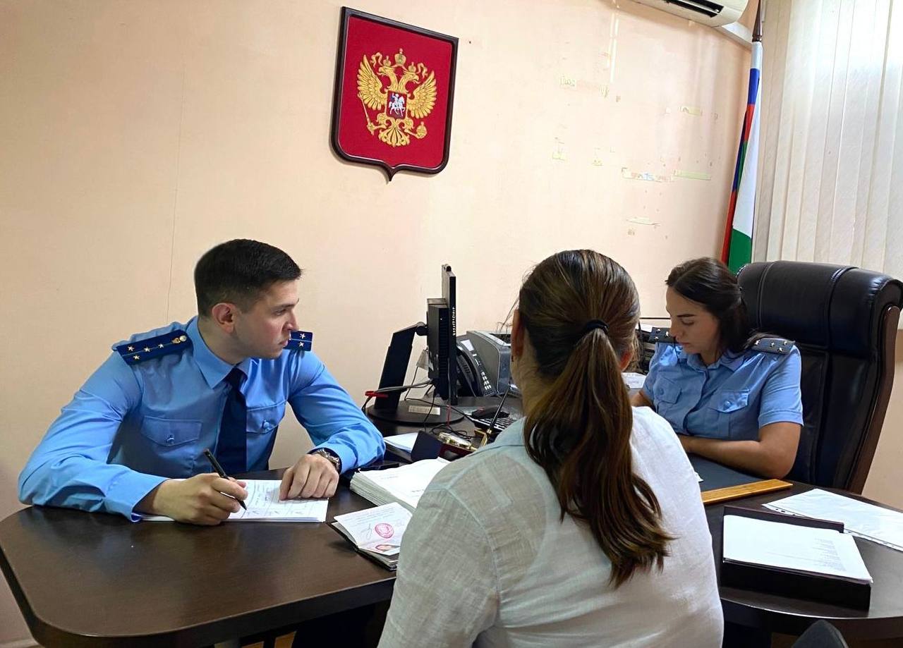 Руководством прокуратуры Хостинского района г. Сочи проведен выездной прием граждан в территориальном отделении судебных приставов На прием обратились граждане по вопросам о взыскании алиментов, снятии арестов со счетов и иных ограничений, ознакомления с материалами исполнительных производств, получении копий постановлений о расчете задолженности по алиментным платежам. Все заявители получили необходимые копии документов, судебные приставы-исполнители ориентированы на проведение конкретных действий по исполнительным производствам, в которых обратившиеся на прием граждане являются стороной производства. Исполнение вышеуказанных поручений поставлено прокуратурой района на контроль.