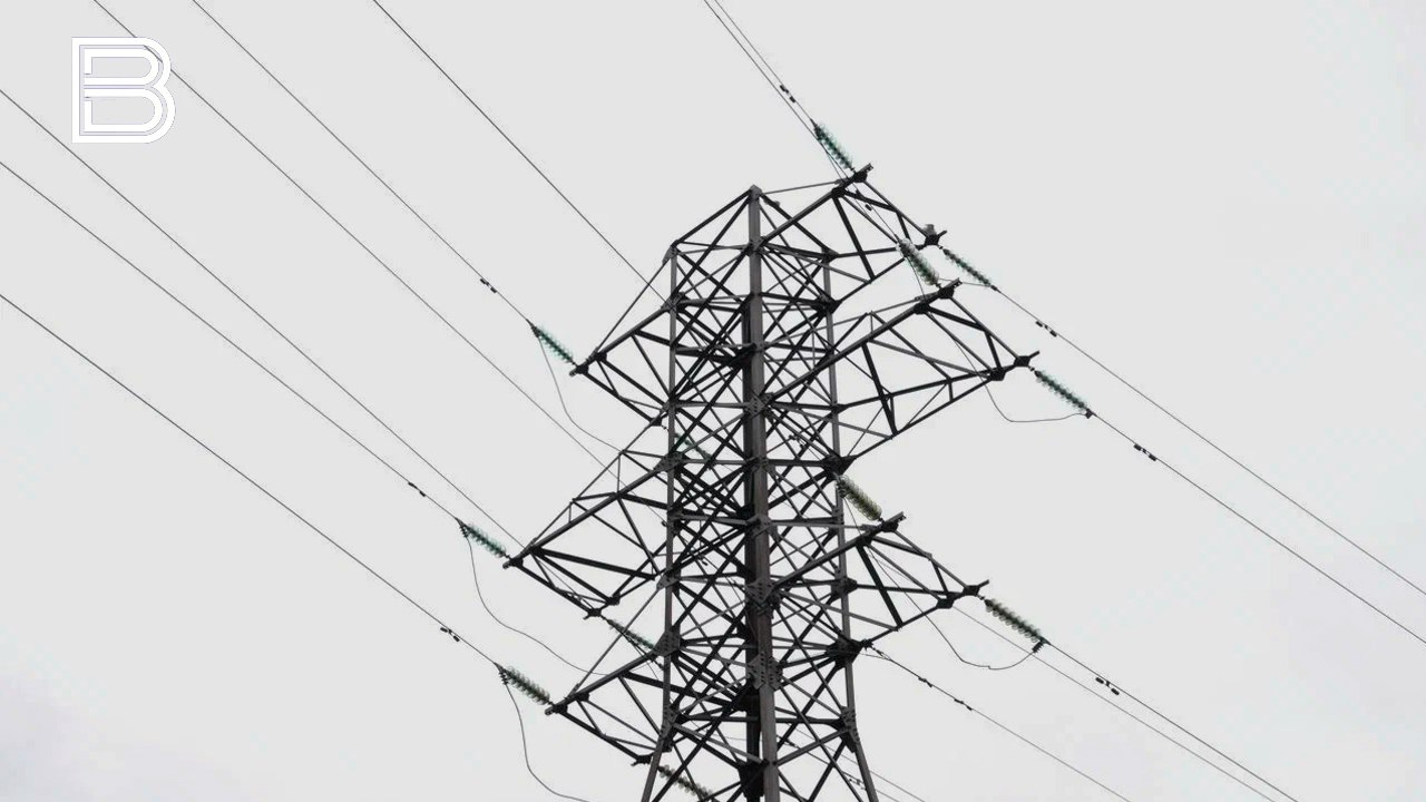 Электроснабжение восстановили в ряде населенных пунктов Мурманской области Без света 530 жильцов 15 многоквартирных домов Лувеньги а также три социально значимых объекта и котельная сообщили в региональном ГУ МЧС Восстановительные работы также продолжаются в Островном Там авария затронула четыре социально значимых объекта и 36 многоквартирных домов с 1 244 жильцами ЗАТО переведено на резервные источники питания Кроме того без электричества остаются котельные в Печенге и Никеле В настоящее время специалисты устанавливают причины отключения их от сети На места планируется доставить резервные источники питания Все самые важные новости Telegram MAX