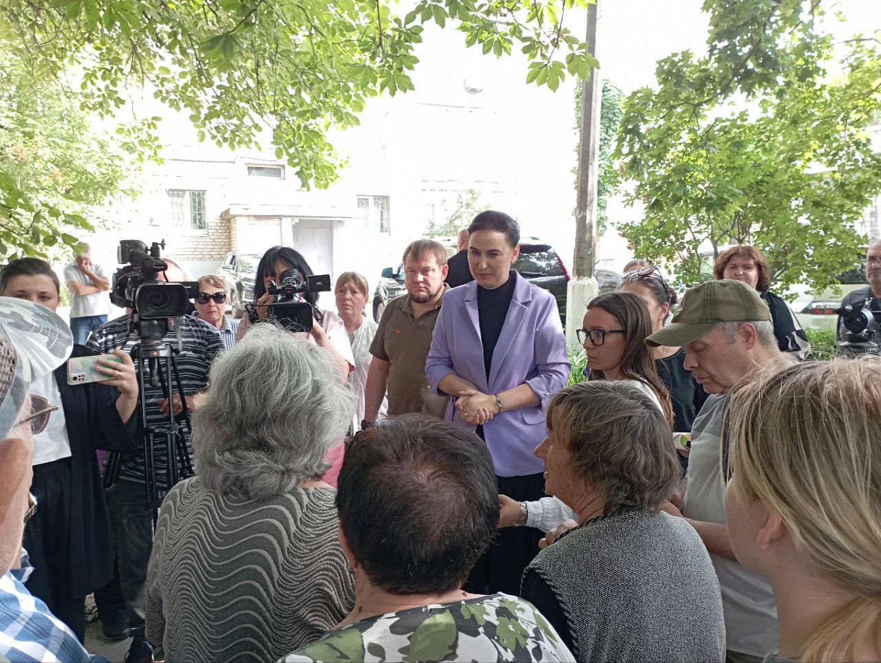 В рамках проекта «Муниципальный диалог» состоялась встреча с жителями квартала Волкова в Луганске Об этом сообщила ВРИП главы города Яна Пащенко. Горожане поделились своими проблемами, включая необходимость ремонта внутриквартальных дорог и создание современных площадок для сбора ТБО. Специалисты, в свою очередь, ответили на все вопросы по ремонту коммунальной инфраструктуры. В ближайшее время стартует пилотный проект по восстановлению дорог в Жовтневом районе, а также разрабатываются новые типовые крытые площадки для ТБО.