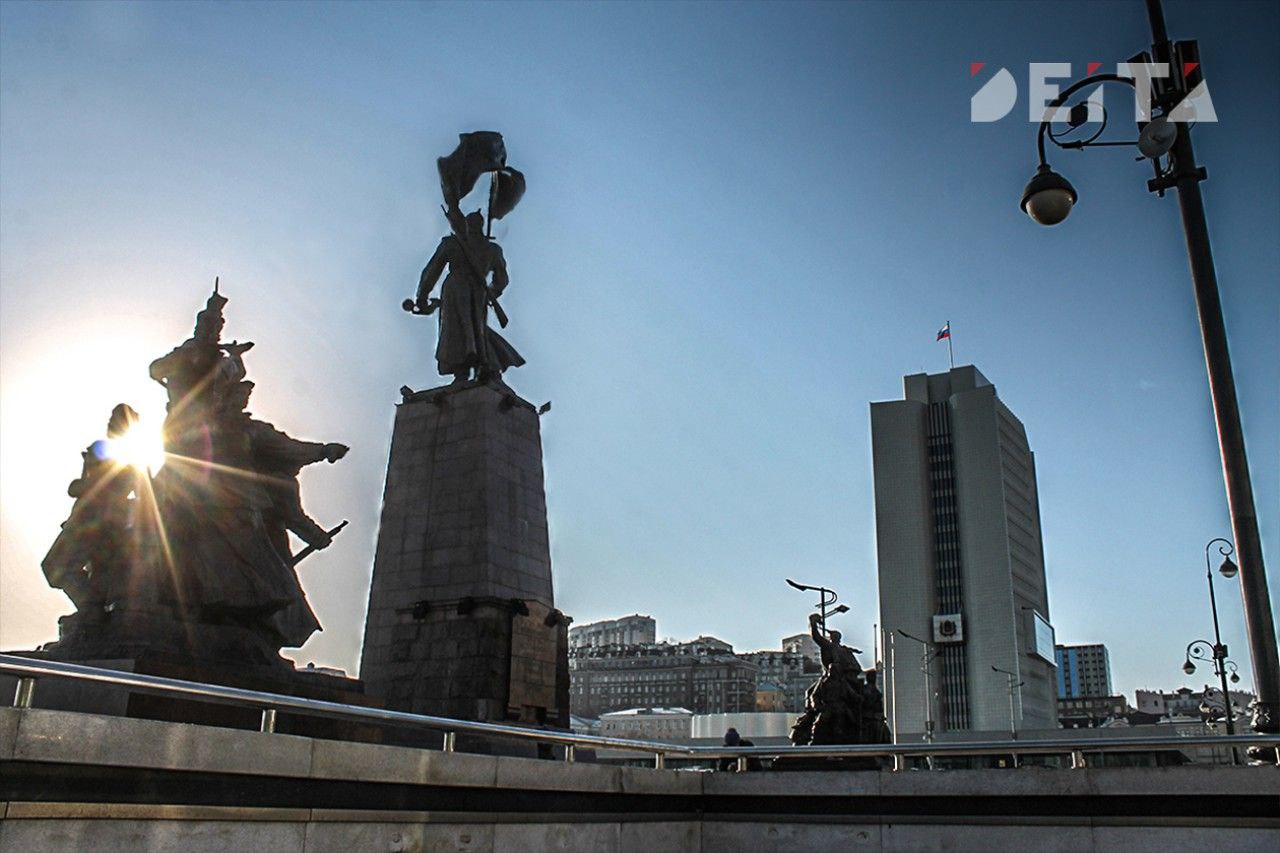 Депутаты Заксобрания Приморья сократили дефицит краевого бюджета Депутаты Законодательного Собрания Приморского края 25 февраля скорректировали основные параметры бюджета на 2026 год Доходы краевой казны составят 256 млрд рублей расходы 290 2 млрд рублей Дефицит бюджета снизился на 3 05 млрд рублей и составил 34 2 млрд рублей Согласно прогнозам в 2027 году он сократится до 2 29 млрд рублей а к 2028 году бюджет планируется сделать бездефицитным Общий объем расходов на 2026 год сократили на 2 88 млрд рублей В сфере здравоохранения финансирование уменьшили на 200 5 млн рублей за счет оптимизации капитальных ремонтов и субсидий В образовании расходы сократились на 809 2 млн рублей в социальной поддержке на 296 6 млн рублей Часть средств перераспределили на развитие системы долговременного ухода выплаты пострадавшим от чрезвычайных ситуаций и проекты с участием вузов Финансирование энергетики увеличили более чем на 326 млн рублей за счет целевых взносов ПАО РусГидро Средства направят на компенсацию затрат поставщикам электроэнергии и выравнивание тарифов в районах без централизованного электроснабжения Также принятые поправки предусматривают досрочное погашение части бюджетных кредитов   t me zsprimorye   vk com zsprimorye   ok ru group 53500403712140 Deitaru