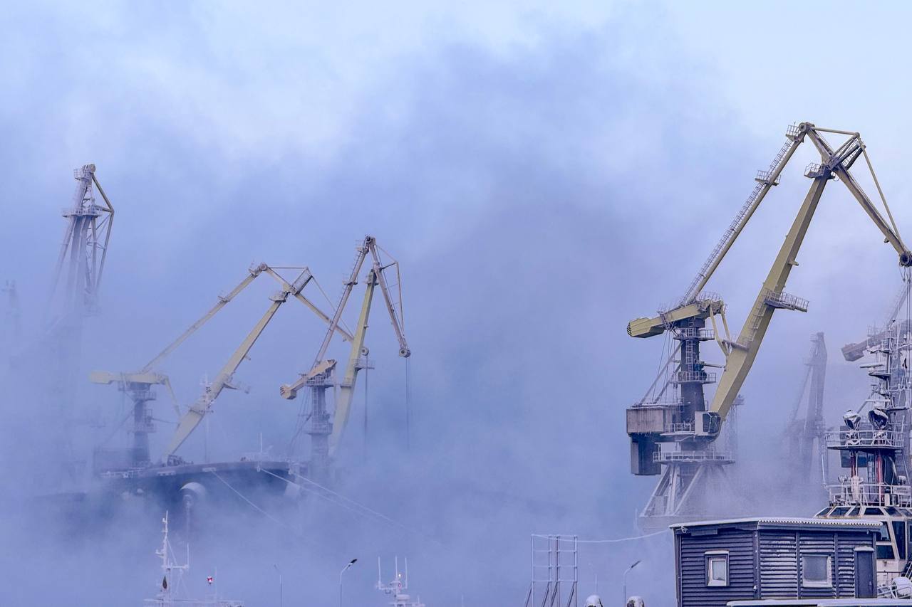 Мурманский морской торговый порт в 2025 году снизил грузооборот на 30 Грузооборот Мурманского морского торгового порта ММТП входит в Портовый альянс за 2025 г составил 9 73 млн т Это на 30 меньше чем за 2024 г 13 97 млн т сообщила пресс служба порта Так за год больше всего было обработано угля Его доля в общем объеме составила 77 Доля железорудного концентрата и окатышей достигла 21 а генеральных грузов химических удобрений и каботаж 2 В декабре перевалка грузов составила 371 000 т   Несмотря на объективные трудности мы адаптировались Портовый альянс как управляющая компания обеспечил координацию ресурсов а профессионализм команды ММТП позволил удержать позиции Мы продолжаем стабильно работать с углем и ЖРК обеспечивая экспорт страны через Арктику отметил коммерческий директор порта Владислав Яковчук ММТП Telegram Max