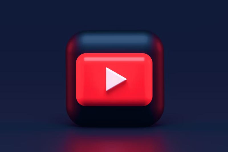 YouTube внедрил систему оценки возраста пользователей с помощью искусственного интеллекта, начиная с 13 августа 2025 года. Алгоритм анализирует историю просмотров и срок существования аккаунта, чтобы определить, может ли пользователь быть младше 18 лет. В случае негативной оценки аккаунт переводится в подростковый режим с ограничениями на контент.  Критики выражают опасения возможных ошибок при определении возраста, особенно среди пользователей, которые просматривают детские видео. В ответ на это YouTube предложил механизмы апелляции через подтверждение личности с использованием кредитных карт или документов.  Пользователи выразили недовольство, создав петицию на Change.org, собравшую более 70 тыс. подписей. Они считают, что данная система является попыткой сбора данных пользователей под предлогом защиты несовершеннолетних.  Подробнее о новой системе можно прочитать в оригинальном источнике.