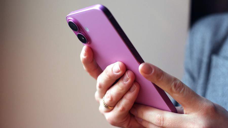 В России хотят запретить тысячи раздевающих ИИ сервисов Роскомнадзор просят ограничить работу в России нейросервисов раздеваторов С таким предложением на имя главы службы Юрия Липова обратился вице спикер Госдумы Борис Чернышов С документом ознакомились Известия   www infoorel ru news v rossii hotyat zapretit tysyachi razdevayushchih ii servisov html