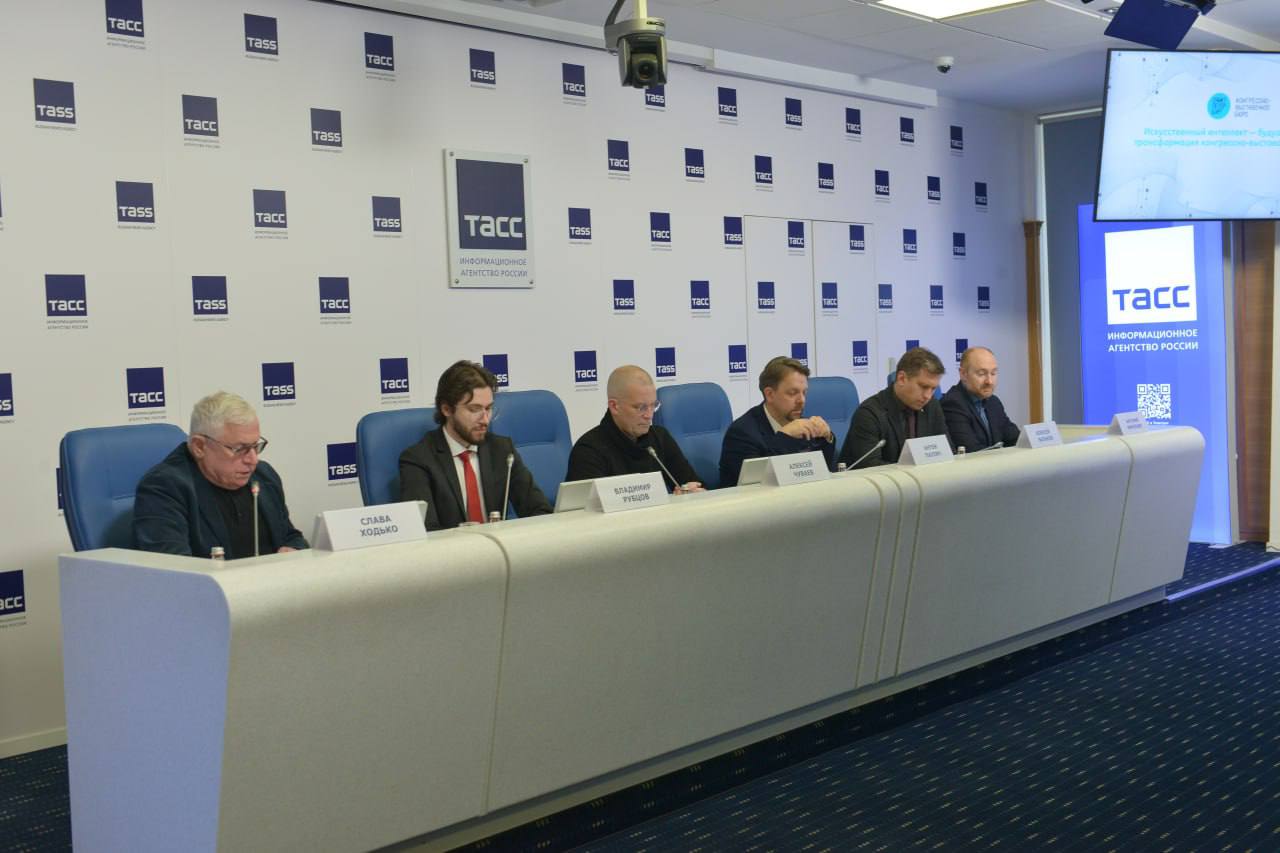 В Санкт Петербурге в пресс центре ТАСС прошла онлайн сессия Искусственный интеллект будущее сегодня трансформация конгрессно выставочной деятельности Участники обсудили как нейросети применяются в документообороте подборе персонала и управлении мероприятиями а также как это меняет взаимодействие между людьми В дискуссии принял участие исполнительный директор Экспертного клуба ИТ Диалог координатор проекта Цифровая Россия в Санкт Петербурге Антон Паулич Мы стали чаще применять искусственный интеллект во время организации профильных мероприятий Например сейчас идет активная подготовка к форуму ИТ Диалог в рамках которого впервые будет вручаться премия ИТД Интеллект Талант Действие Было решено что в состав жюри включим искусственный интеллект Это хороший инструмент для того чтобы исключить вопросы о субъективности экспертной комиссии при оценке презентаций наших соискателей Эксперты отметили что ИИ не вытесняет человека а усиливает его возможности делая индустрию более персонализированной и эффективной Организатором сессии выступило Конгрессно выставочное бюро при поддержке комиссии Конгрессно выставочный Альянс СПб Санкт Петербургской торгово промышленной палаты Среди спикеров директор ПМЭФ председатель комитета по ИИ ассоциации Руссофт эксперты цифровой и конгрессно выставочной отраслей
