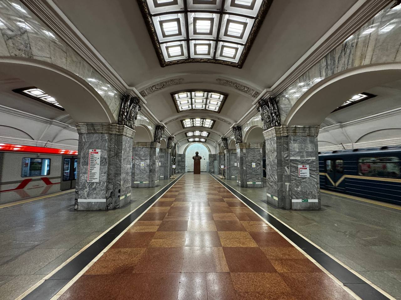 ‍ На станции Кировско-Выборгской   линии Петербургского метрополитена продолжаются работы для подключения строящейся Красносельско- Калининской   линии.  В центральном зале демонтирована арка и часть торцевой стены, возведены внутренние конструкции: забетонирована плита перекрытия и лестничный марш спуска на станцию.  #подземник #квл #ккл #переходнаККЛ #петербургскийметрополитен #кировскийрайон