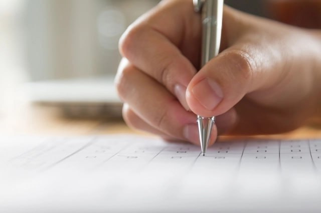 В Ростовской области можно будет поступить по двум предметам ОГЭ С 2026 года выпускники 9 х классов из Татарстана Московской Ростовской Тверской и Тюменской областей получат возможность сдавать всего два экзамена русский язык и математику при поступлении в колледжи вместо нынешних четырёх Эта упрощенная схема не распространяется на учеников планирующих продолжить обучение в 10 11 классах В настоящее время подобная практика действует только в Москве Санкт Петербурге и Липецкой области За первый год эксперимента этой возможностью воспользовались 47 3 тыс учеников что составляет 26 от общего числа девятиклассников в этих регионах Отмечается что количество бюджетных мест в колледжах увеличилось на 30 до 85 7 тыс а число пересдач ОГЭ снизилось на 40 Подпишись на AiFRostov Мы в MAX max ru rostov aif ru