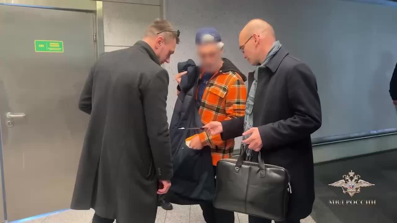 Задержание иностранца, разыскиваемого за торговлю людьми, в аэропорту Внуково