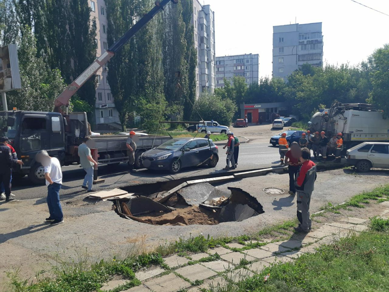 В Уфе под автомобилем провалился асфальт Как сообщили в пресс-службе Управления гражданской защиты Уфы, сегодня в ЕДДС города поступило сообщение о провале асфальта на ул. Бессонова, 28, вместе с автомобилем «Киа», который был припаркован на этом месте. Пострадавших среди людей нет. По предварительным данным, причиной стала утечка в системе водоснабжения. Автомобиль уже извлечен из провала. На месте работает бригада ГУП РБ «Уфаводоканал». Обратная связь Подписаться