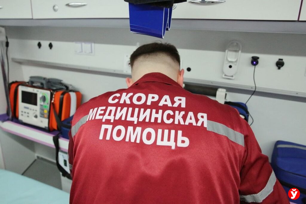 Тело 11 летней девочки нашли возле многоэтажки в Минске В сети появилась информация что возле многоэтажки по ул Ауэзова 22 ноября обнаружили труп школьницы В УСК по г Минску подтвердили факт происшествия По данным следствия днем 22 ноября с признаками падения с высоты у дома 4 по ул Ауэзова в Минске обнаружено тело 11 летней девочки рассказали правоохранители На месте происшествия работала следственно оперативная группа Обстоятельства и причины произошедшего устанавливаются происшествия Минск Подпишись Минская правда MLYN by