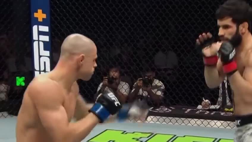 Тагир Уланбеков одержал четвертую победу подряд на турнире UFC в Баку