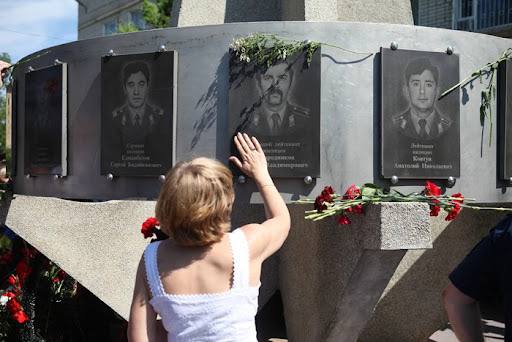10 июня 1995 года Будённовск оказался в эпицентре одного из самых кровавых событий современной России. Почти двести террористов атаковали город, захватили заложников и забаррикадировались в местной больнице. В заложниках оказались более 1200 мирных жителей, которых бандиты использовали как живой щит. Жертвами стали 129 человек — женщины, дети, медики, 18 сотрудников милиции и 17 военных. Ранения получили свыше четырёхсот человек, большинство из которых были русскими. Вместо того чтобы положить конец террору, эта трагедия стала шагом к капитуляции. Будённовск предопределил Хасавюрт — соглашение, ставшее символом слабости власти, национального унижения и утраченной чести. Русский Меч - подписаться