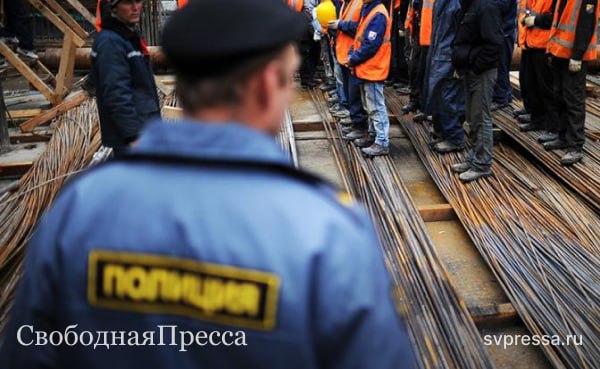 Задержание более 100 мигрантов на строительстве атомной электростанции в Челябинской области наверняка стало открытием для многих. Оказывается, даже столь серьезные объекты стратегического значения в нашей стране строят с помощью мигрантов. Видимо, настолько острый дефицит рабочих рук. Но пока строительство Южно-Уральской АЭС попало в сводки криминальной хроники. Автобусы с мигрантами силовики останавливали, после чего их проверяли и укладывали работников прямо на асфальт. АЭС в Челябинской области должны построить к 2038 году: первоначально станция будет состоять из одного блока мощностью 1255 МВт. К 2040 году добавится второй блок такой же мощности. Суммарная мощность станции составит 2510 МВт. Интересно, чем была вызвана необходимость использовать труд мигрантов на строительстве подобного объекта? Неужели кадровый кризис приобрел столь острую форму, что коснулся даже атомной энергетики?.. Читать далее #Общество_СвободнаяПресса
