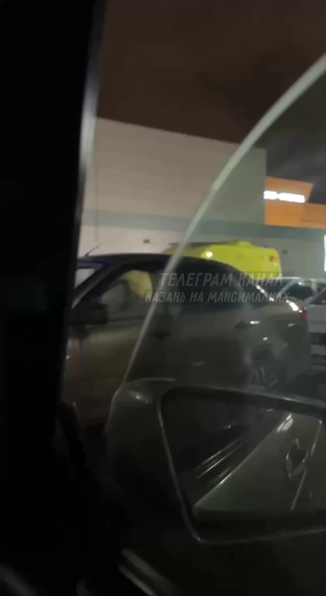 Конфликт в казанском ТЦ Парк Хаус: парень ранил мужчину ножом