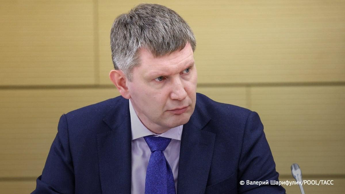 Одним из условий возврата иностранных компаний в РФ будет являться хранение всех данных на российских серверах, заявил RT Решетников. #ПМЭФ2025