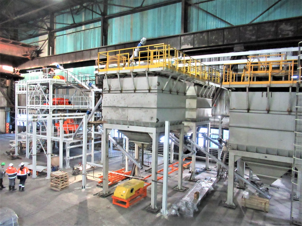 В тренде угольщики СУЭК Красноярск активно развивают направление глубокой переработки бурого угля На пленарном заседании симпозиума Неделя горняка замминистра энергетики РФ Дмитрий Исламов обозначил приоритеты отрасли снижение издержек развитие углехимии и внедрение новых технологий По его словам рынку нужны нестандартные решения которые обеспечат следующий этап развития угольной промышленности В Красноярском крае эту стратегию реализуют более 20 лет На базе Берёзовского разреза еще в 2007 году запустили установку частичной газификации угля в кипящем слое Технология позволила выпускать термококс ставший основой для инновационных продуктов брикеты для металлургии бездымное топливо Сибирский брикет футеровочные материалы для алюминиевой отрасли сорбенты для нефтепереработки Проектная мощность комплекса около 30 тыс тонн в год Более того сейчас на разрезе строят новый комплекс по производству угольного сорбента повышенной крупности и с улучшенными прочностными характеристиками В 2024 году было запущено опытно промышленное производство и на данный момент изготовлено более 890 тонн продукта В 2025 м стартовало строительство промышленной линии с участками углеподготовки газификации сушки и отгрузки Угли Канско Ачинского бассейна идеальное сырье для глубокой переработки поскольку содержат минимум серы и являются малозольными Благодаря новой технологии слоевой газификации бурого угля на Берёзовском разрезе будут производить термококс высокого давления сорбенты для металлургии нефтепереработки и мусоросжигающих заводов рассказал начальник управления инновационных технологий переработки угля АО СУЭК Красноярск Сергей Степанов Часть оборудования изготовили сервисные предприятия компании Бородинский и Назаровский РМЗ ООО ЕСК СУЭК Новый комплекс расширит продуктовую линейку и усилит позиции Красноярского края как центра технологических решений в угольной отрасли