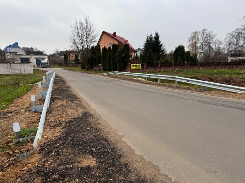 В Сенице открыли обновлённую дорогу после капремонта водопропуска В агрогородке завершены работы по устройству нового водопропускного сооружения на переулке Заречный через реку теперь проходит полностью обновлённая дорога Старые аварийные трубы демонтировали Вместо них уложили шесть новых труб диаметром 1 2 метра что значительно увеличило пропускную способность сооружения Дорожники сформировали новую насыпь устроили обочины и полностью восстановили покрытие О главных результатах работы рассказали в ГП Минрайгорремавтодор Сеница