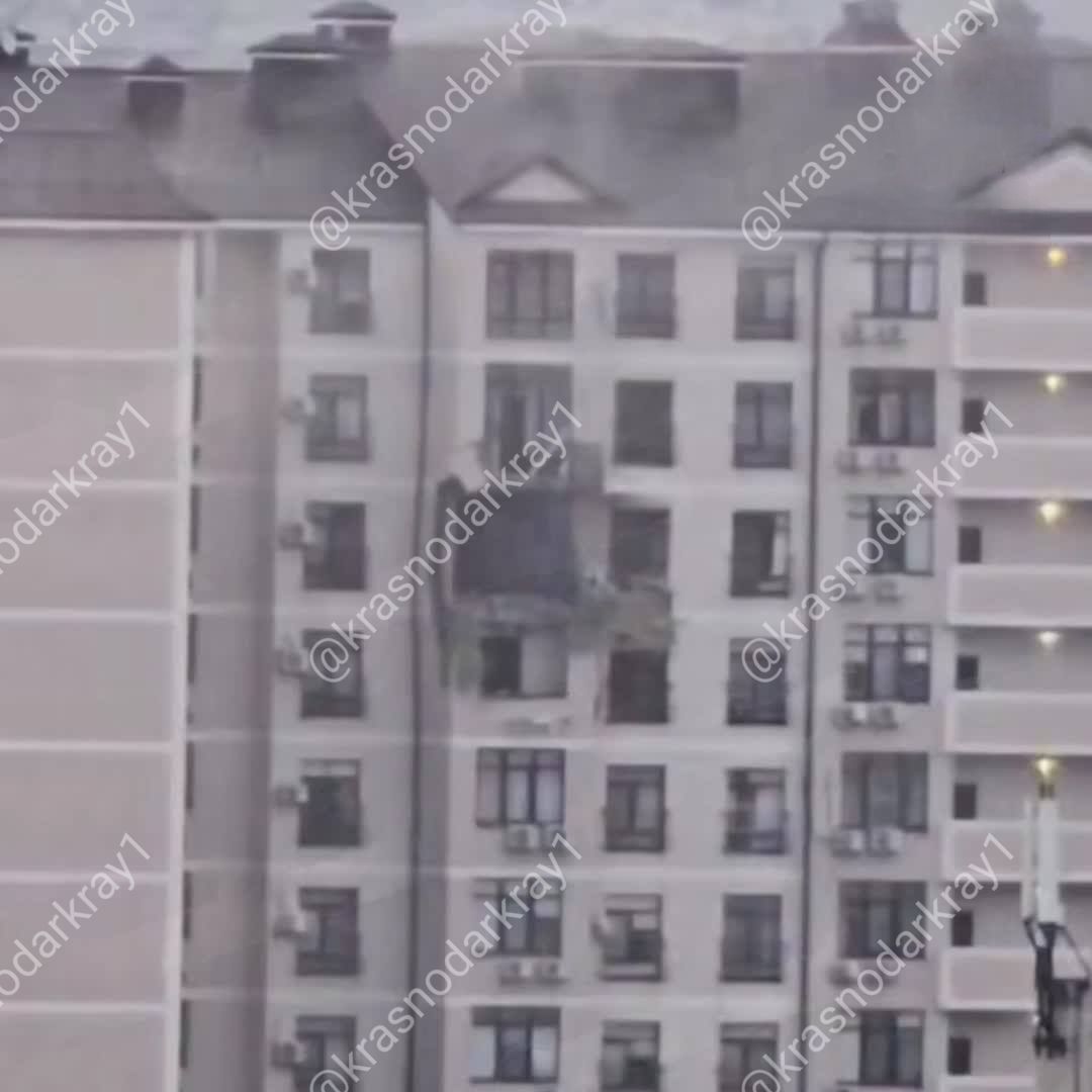 Украинский БПЛА повредил ещё одну квартиру в Новороссийске — в ЖК «Кристалл-5» на Суворовской улице. В ней полностью выбило окна. Тем времен в ЖК «Аврора-2» после падения беспилотника выбило восемь оконных рам. Удар пришел в квартиру на 12 этаже, где случился пожар. Также обломки засыпали и повредили минимум три машины, которые стояли во дворе. В городе работает сирена. Подпишись поделись Прислать видео новость