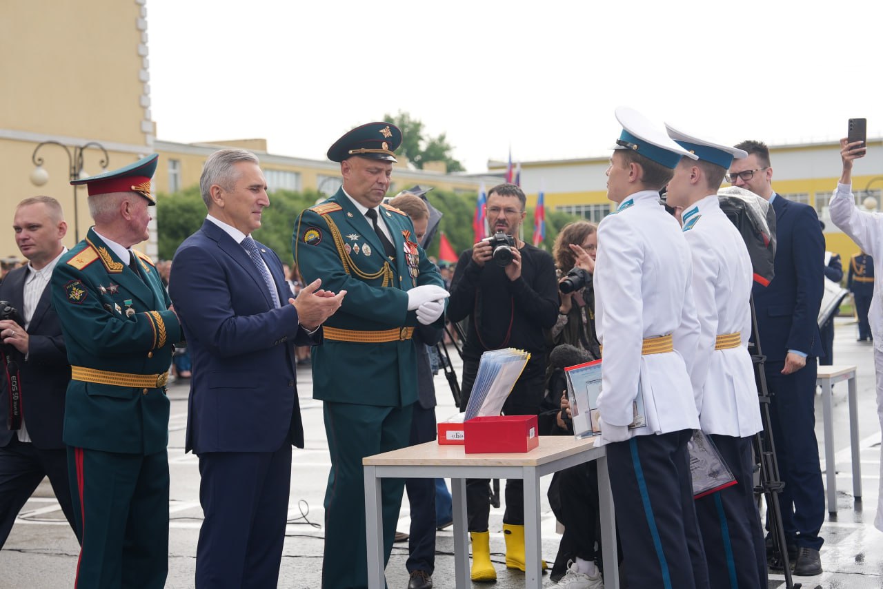 Сегодня 81 воспитанник Тюменского президентского кадетского училища получил аттестаты о среднем общем образовании. Праздничная церемония собрала почётных гостей, среди которых были губернатор Тюменской области Александр Викторович Моор, Герои России Владимир Ильич Шарпатов и Рустам Галиевич Сайфуллин, депутаты, митрополит Тобольский и Тюменский Димитрий, а также председатель муфтий Централизованной религиозной организации «Духовное управление мусульман Тюменской области» Зиннат-хазрат Садыков. В своём выступлении я отметил, что выпуск проходит в знаковый для страны год — 80-летия Великой Победы. Ребята должны всегда помнить, что они потомки поколения победителей. Многие наши деды и прадеды отдали жизни, чтобы было будущее и дети учились и росли под мирным небом. Этот день стал не только личным достижением выпускников, но и значимым событием для всего региона, подчеркнувшим роль патриотического воспитания и преемственности поколений. Традиции училища нашли отражение в праздничной программе: кадеты исполнили вальс, продемонстрировали строевую подготовку, а в завершение подбросили монеты на удачу — символ надежды на успешный старт во взрослую жизнь. Ребята прошли серьёзную подготовку, которая, уверен, станет надёжной основой для их будущего.