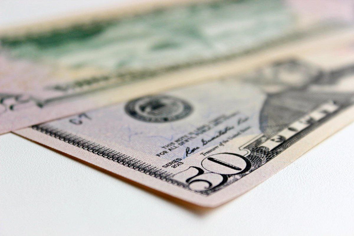 Компания Баффетта сократила долю в Amazon и впервые купила акции The New York Times В последние три месяца 2025 года Berkshire Hathaway увеличила долю в американской нефтяной компании Chevron до 6 5 а также в швейцарской страховой компании Chubb до 8 7 Кроме того компания сократила свою долю в Amazon более чем на 75 При этом Berkshire выкупила 5 1 млн акций The New York Times На конец года их оценивали примерно в 351 7 млн  Подробнее