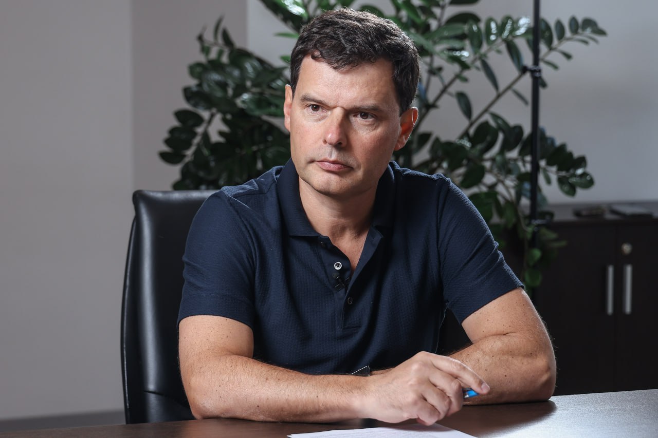 В конце 2026 года начале 2027 го Фонд развития интернет инициатив планирует провести IPO холдинга в который войдут дойные газели быстрорастущие стартапы фонда уже способные получать прибыль и платить дивиденды Об этом в интервью РБК сообщил глава фонда Кирилл Варламов Речь идет об АО ФРИИ дивидендный первый которое было создано в августе этого года Ему уже переданы 26 DocsInBox и 29 Brandquad в ближайшее время передадут доли еще в четырех стартапах которые растут более чем на 30 в год и формируют хороший дивидендный поток В фонде рассчитывают что IPO позволит получить дополнительное финансирование на инвестиции в другие подобные компании Более детально материале РБК Фото Андрей Любимов РБК Картина дня в телеграм канале РБК