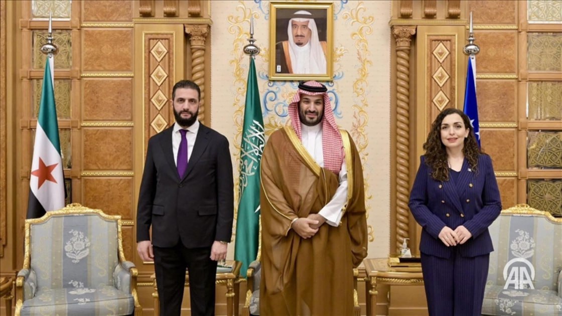 Сирийское правительство объявило об официальном признании государства Косово В заявлении опубликованном на странице Министерства иностранных дел и по делам экспатриантов Сирийской Арабской Республики в американской социальной сети X отмечается что сегодня в столице Эр Рияде состоялась трехсторонняя встреча между представителями Сирии Саудовской Аравии и Косово На встрече были обсуждены вопросы укрепления двусторонних отношений организации работы консульств и перспектив сотрудничества и в этом контексте Сирийская Арабская Республика объявляет об официальном признании Республики Косово как суверенного и независимого государства Сирия подчеркивает свою готовность установить двусторонние отношения основанные на взаимном уважении в интересах обоих народов а также желание внести вклад в безопасность на Балканах и в мире в целом Подробнее на нашем сайте v aa com tr 3730079 24 7 в сутки с Агентством Анадолу