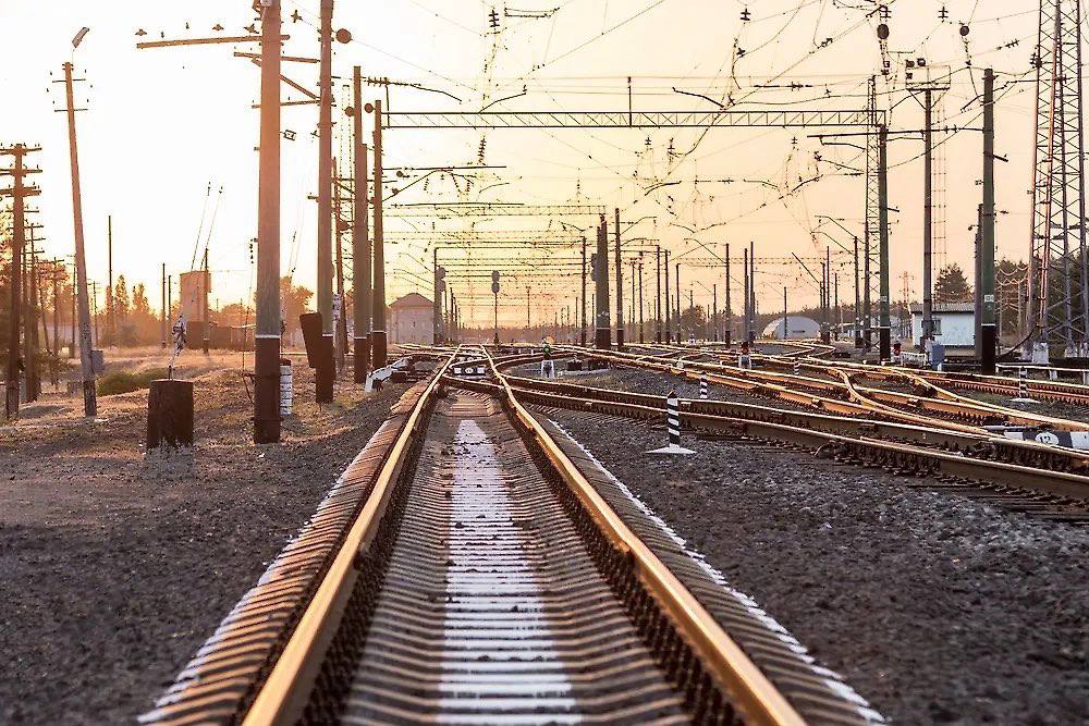 В Краснодарском крае задерживаются 19 пассажирских поездов На Северо Кавказской железной дороге произошёл масштабный сбой в движении Не менее 19 пассажирских поездов оказались задержаны из за нарушения работы контактной сети на участке между станциями Гирей и Отрадо Кубанская в Краснодарском крае Авария произошла в 02 05 31 декабря В результате движение поездов на данном перегоне было нарушено Причиной сбоя стали неблагоприятные погодные условия Специалисты железной дороги оперативно приступили к работам по восстановлению контактной сети В настоящее время они стараются максимально сократить отставание от графика задержанных составов   свои фото видео и истории присылайте нашему боту prostokrd bot Подпишись на наш канал в Telegram MAX