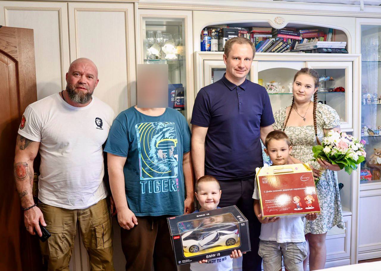 Партийцы помогают семьям участников СВО подготовиться к началу нового учебного года Секретарь местного отделения Единой России Дмитрий Волков навестил семью Олега, бойца спецоперации, его супругу Ольгу и их двух сыновей — Бориса и Михаила. Борис в этом году впервые сядет за школьную парту, ему исполняется 7 лет. В преддверии 1 сентября, в рамках ежегодной акции «Собери ребёнка в школу», партпроекта «Новая школа», секретарь вручил будущему первокласснику набор школьных принадлежностей. Сегодня Олег, вернувшись с выполнения боевой задачи, продолжает службу в воинской части. Его супруга, сотрудник «Активного долголетия», с первых дней работает в центре в Нахабино. «У семьи есть запрос, связанный с имущественной сферой. Наша задача, как и в части всех возникающих вопросов со стороны бойцов и их близких, находить решения по каждому заданному направлению», — отметил глава муниципалитета. #СВО #МыВместе #СвоихНеБросаем #ZaПобеду #ЕдинаяРоссия #ЕР50 #Подмосковье #СобериРебенкаВшколу #ЕРПроекты #НоваяШкола #ЕРКрасногорск