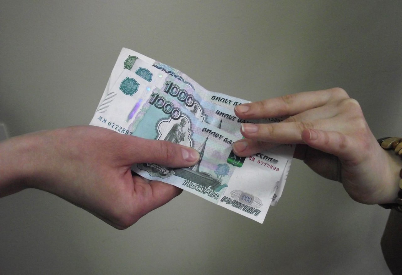 В Госдуму внесут проект об обязательной ежегодной индексации зарплаты не ниже уровня инфляции за предыдущий год Инициатива касается работодателей в коммерческой сфере Документ будет внесён в ГД в понедельник На сегодняшний день Трудовой кодекс не регламентирует сроки и периодичность индексации АОТВ