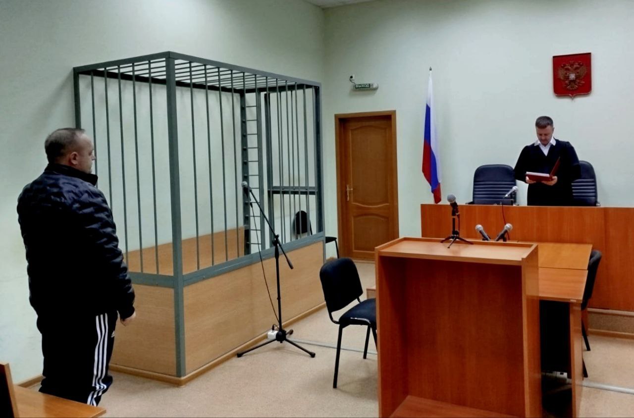 Шесть лет исправительной колонии общего режима дали водителю, по вине которого в ДТП в Вичуге осенью прошлого года погибла женщина-пешеход 43-летний мужчина, управляя автомобилем «Шкода Суперб», наехал на 68-летнюю женщину, которая шла по краю проезжей части, после чего въехал в гараж. После аварии водитель с места происшествия скрылся, впоследствии был обнаружен сотрудниками Госавтоинспекции по месту жительства. В результате наезда пешеход – 68-летяя жительница Вичуги от полученных травм скончалась на месте ДТП до приезда скорой медицинской помощи. Подписаться Прислать новость